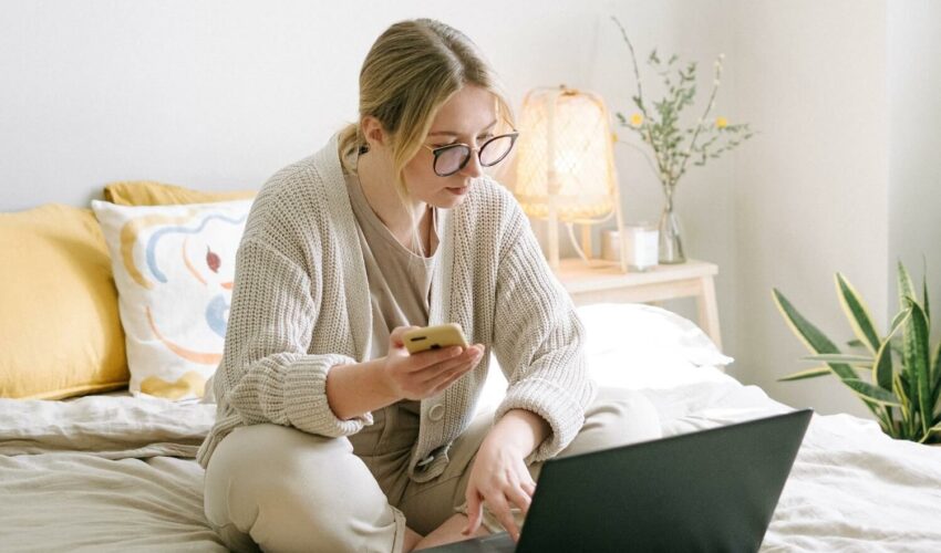 femme qui consulte une astrologue par téléphone