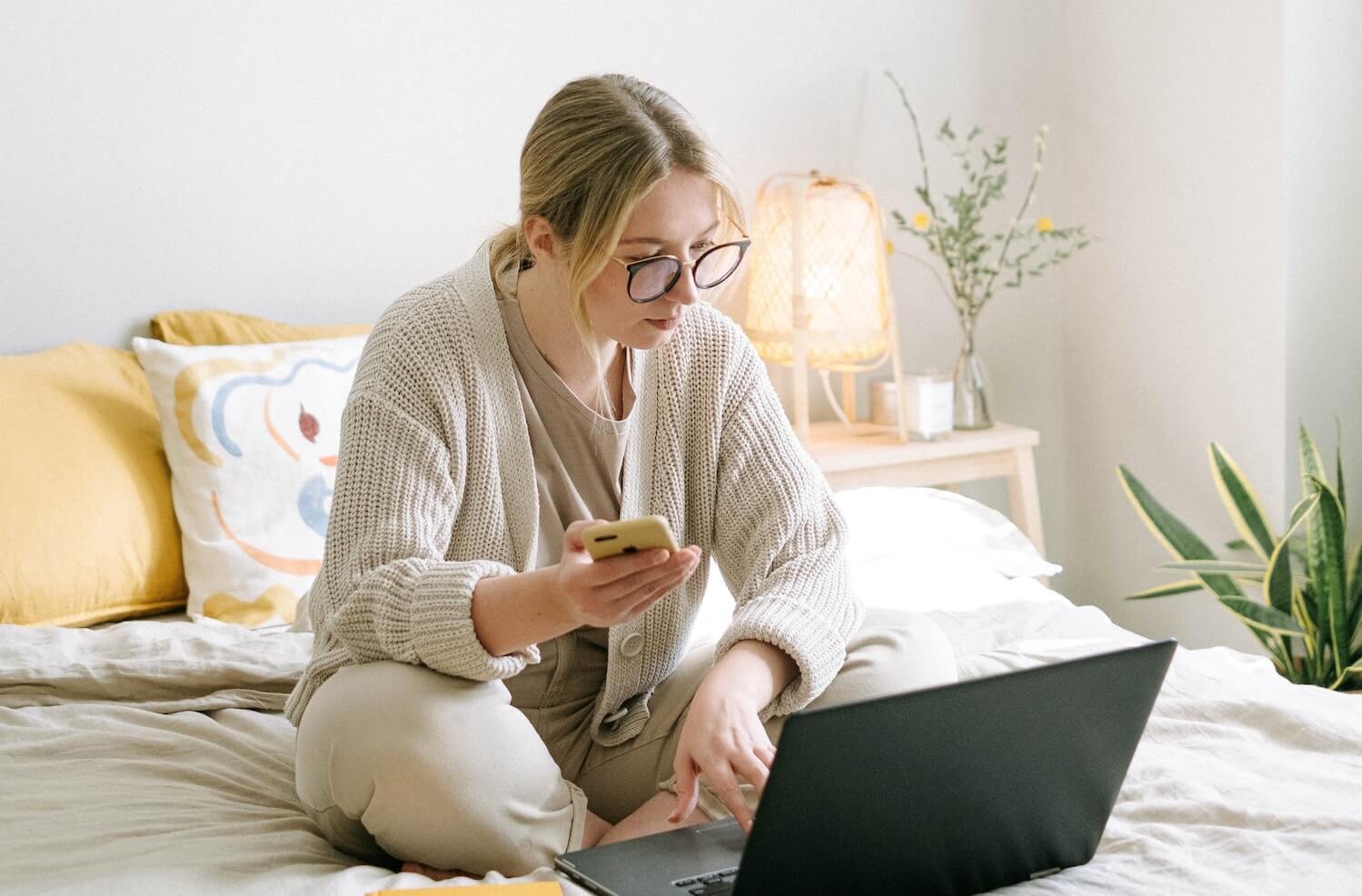 femme qui consulte une astrologue par téléphone