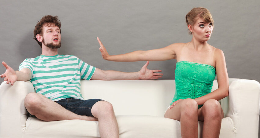 femme qui demande a son mari de se taire