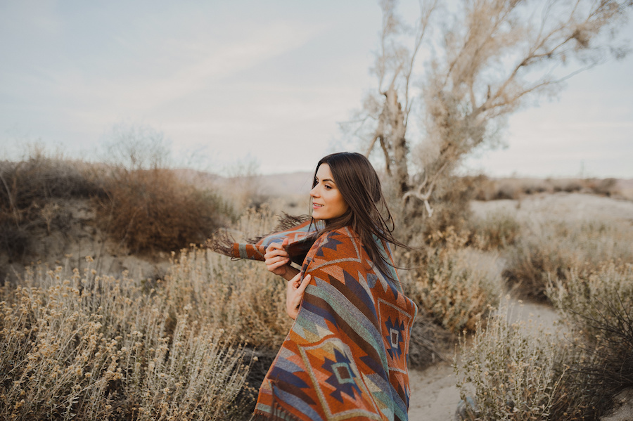 Jeune femme brune vêtu d'un poncho