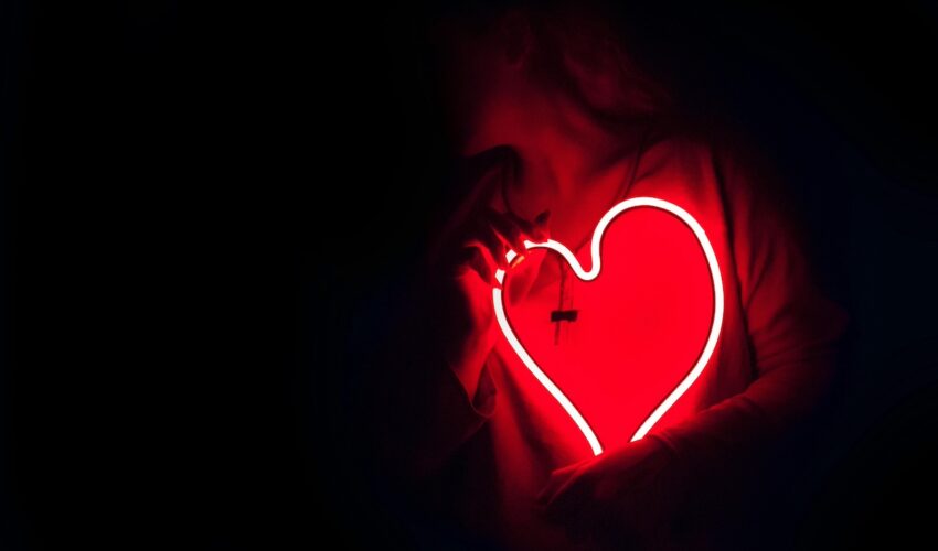 femme tenant un coeur lumineux