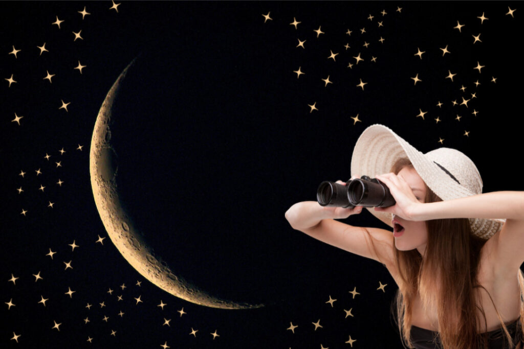 femme qui regarde la lune