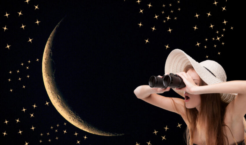 femme qui regarde la lune
