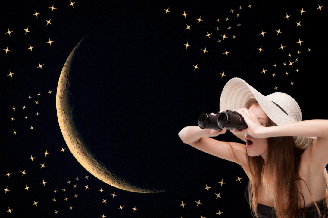 femme qui regarde la lune