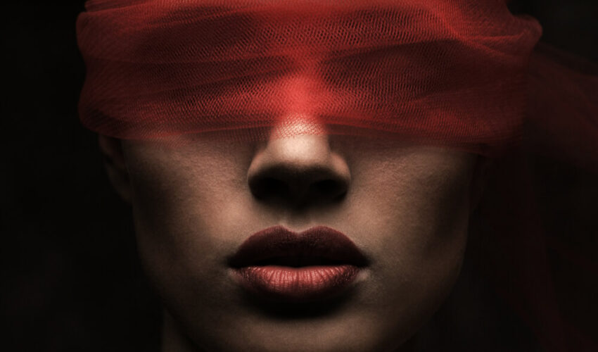 femme avec un bandeau sur les yeux
