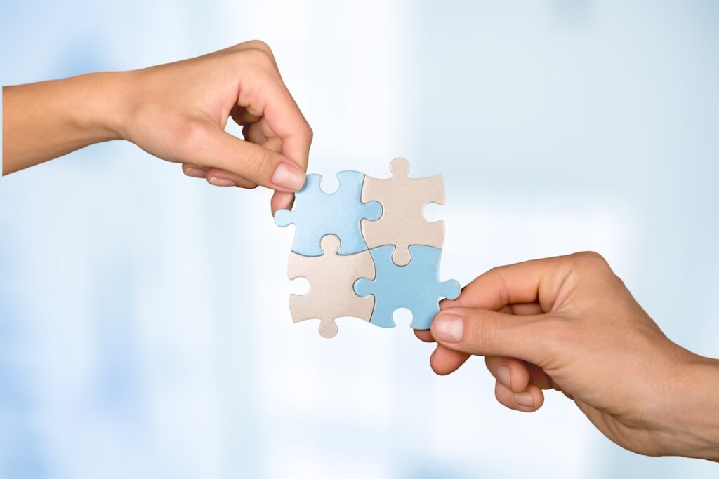 couple qui tiens un puzzle