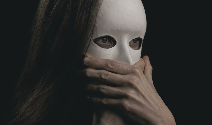 femme portant un masque sans expression