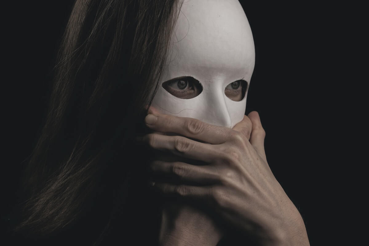 femme portant un masque sans expression