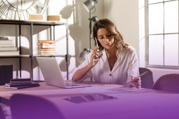 mid-shot-femme-parlant-au-telephone-table