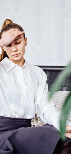 migraines-au-travail-maux-tete-frequents-capacite-travail-epuise-femme-affaires-fatiguee