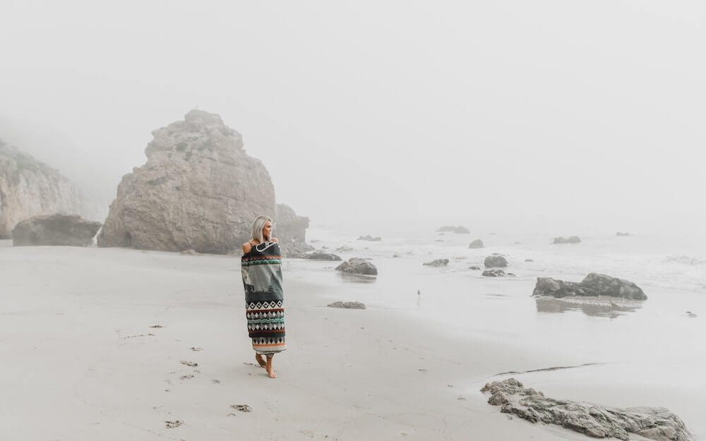 femme seule marchant sur la plage