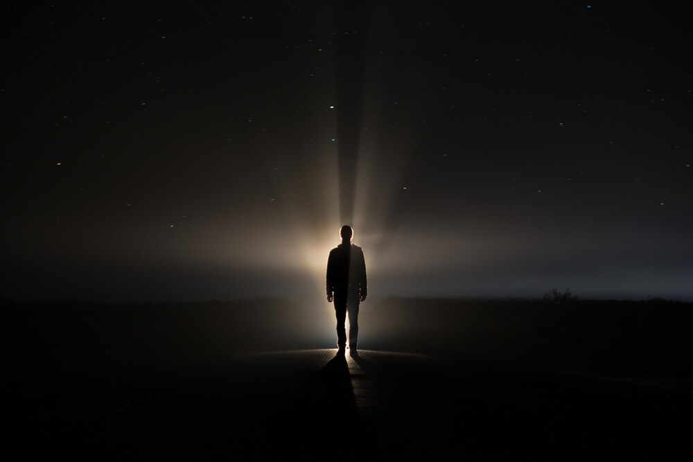 lumiere qui éclaire la silhouette d'un homme