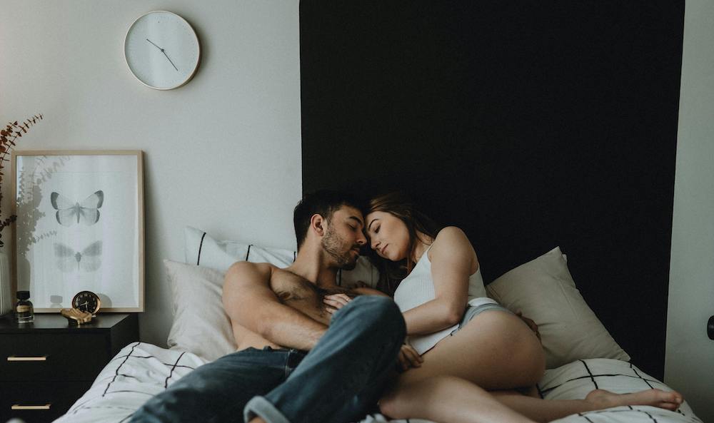 couple allongé sur un lit