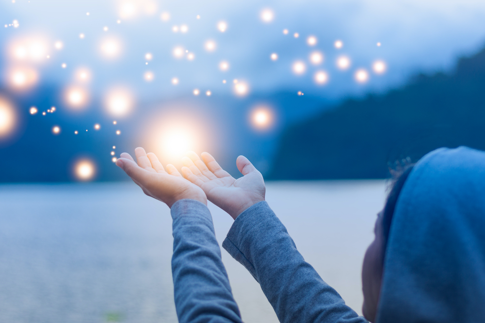 Femme qui lance boule de lumiere