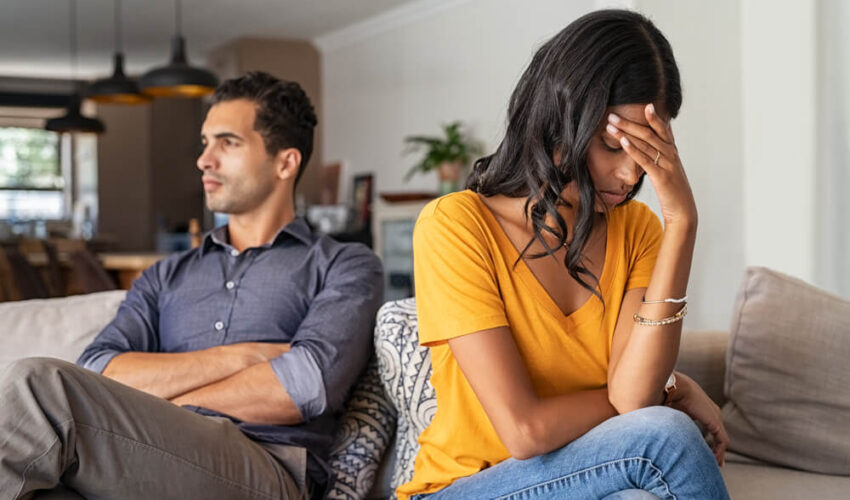 couple qui s'ignore sur un canape