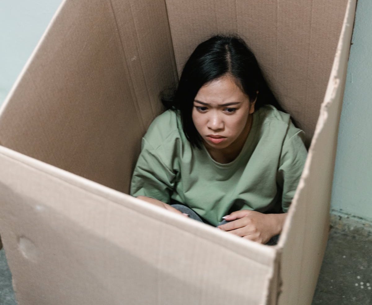 femme qui se cache dans un carton