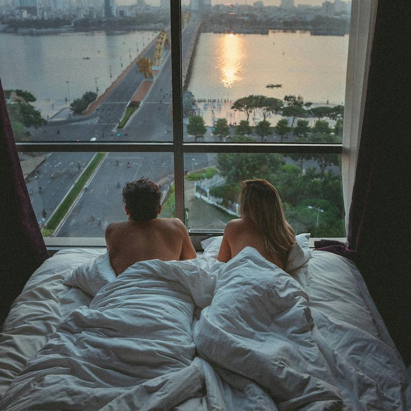couple amoureux dans un lit