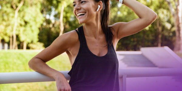 portrait-rire-fitness-femme-penchant-rail