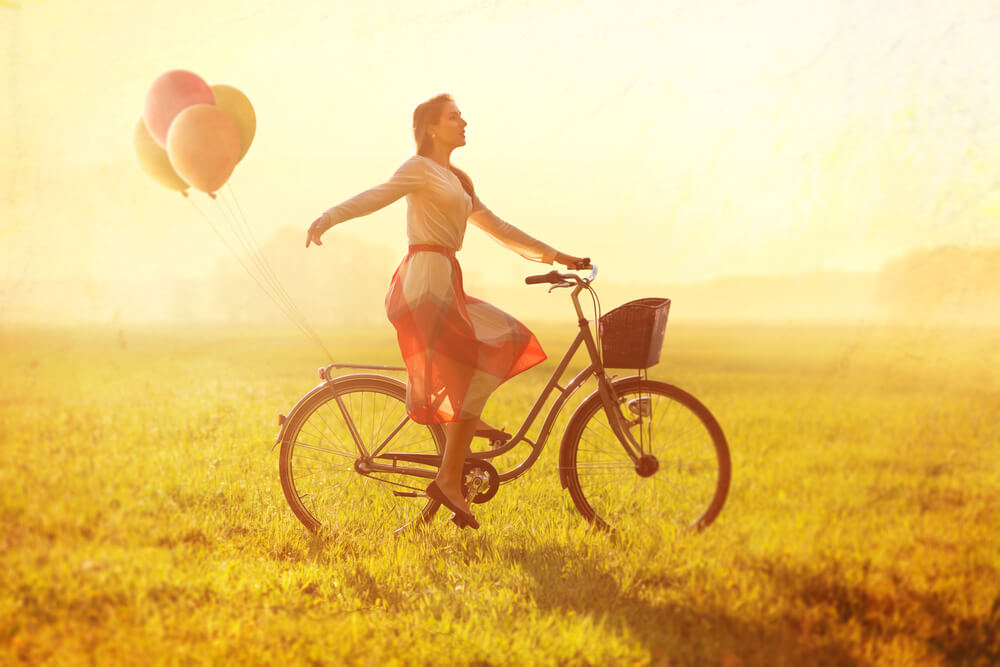 femme sur un velo avec des ballons