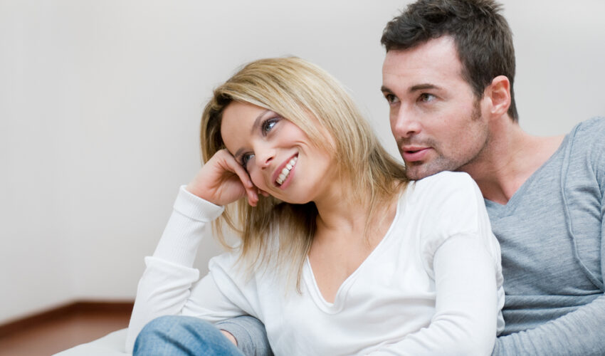 couple heureux sur canape
