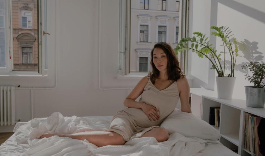 femme qui rêve d'être enceinte