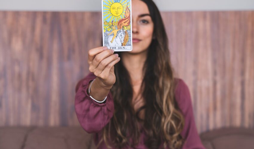 femme qui se tire les cartes du tarot de marseille