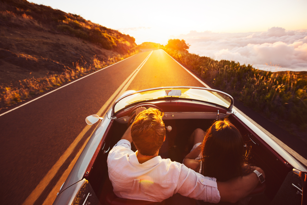 couple amoureux en cabriolet