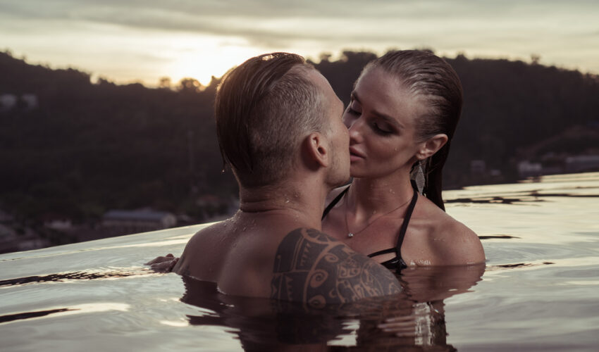 couple romantIue dans une piscine