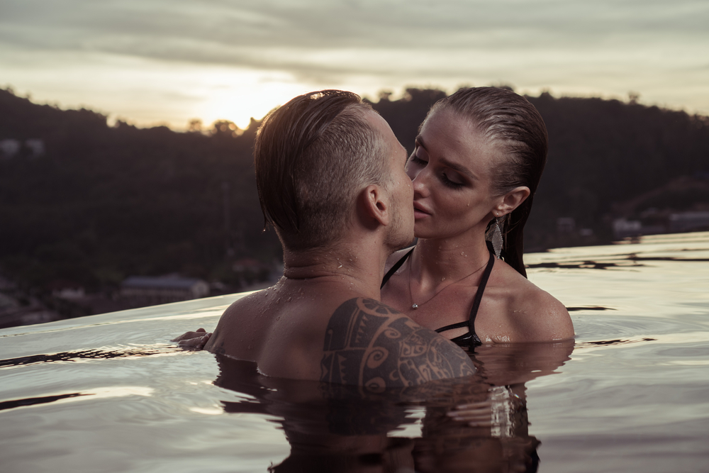 couple romantIue dans une piscine