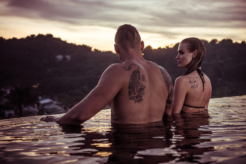 couple romantique devant un couche de soleil