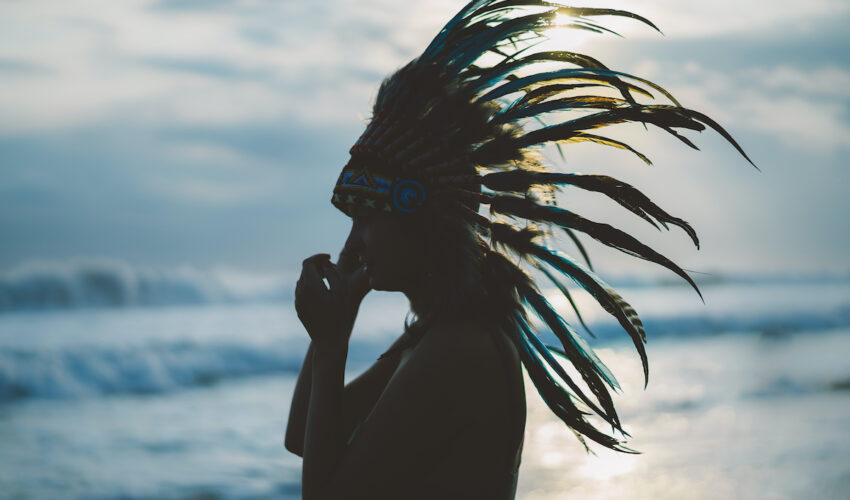 femme amérindienne devant l'ocean