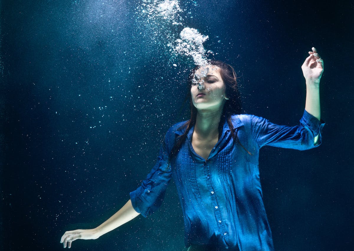 femme sous l'eau