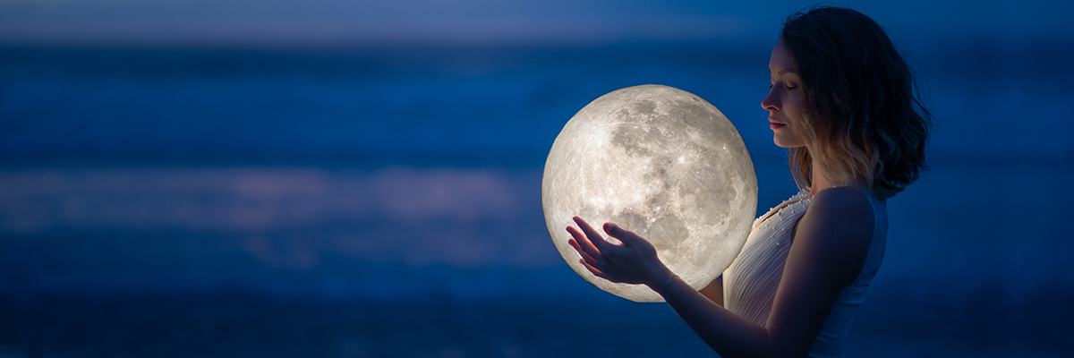 femme eclaire par la lune