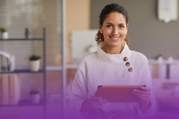 taille-portrait-femme-affaires-moderne-elegante-tenant-tablette-regardant-camera-ecouteurs-sans-fil-se-tenant-debout-dans-bureau-copiez-espace