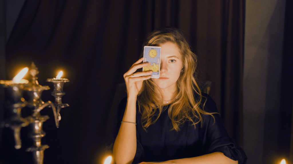 voyante qui réalise un tirage de tarot