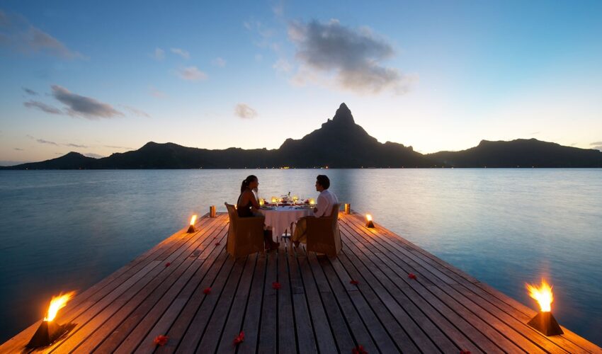 couple en diner au bord de l'eau