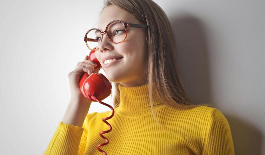 femme qui parle avec sa voyante au téléphone