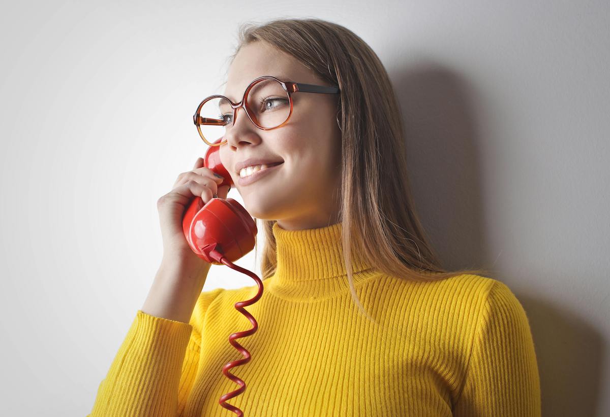 femme qui parle avec sa voyante au téléphone