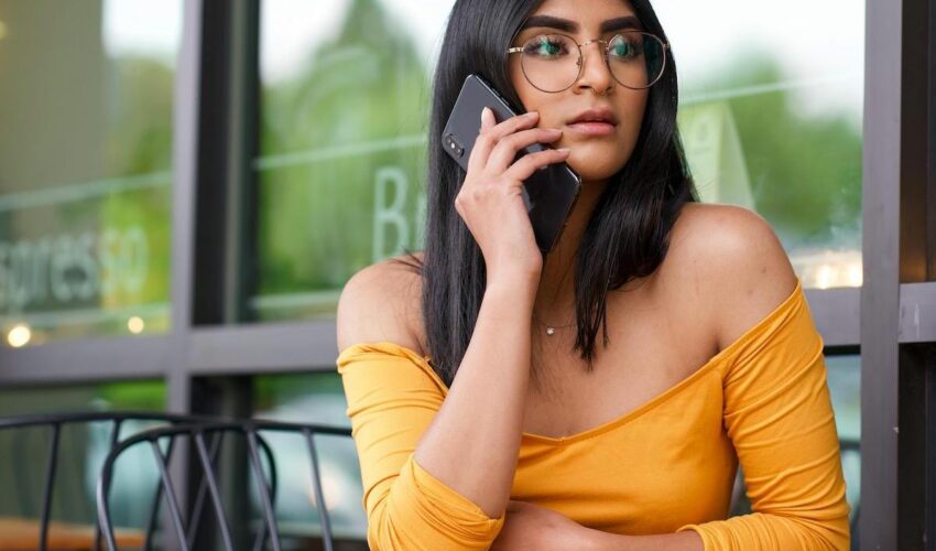 femme téléphone à sa voyante