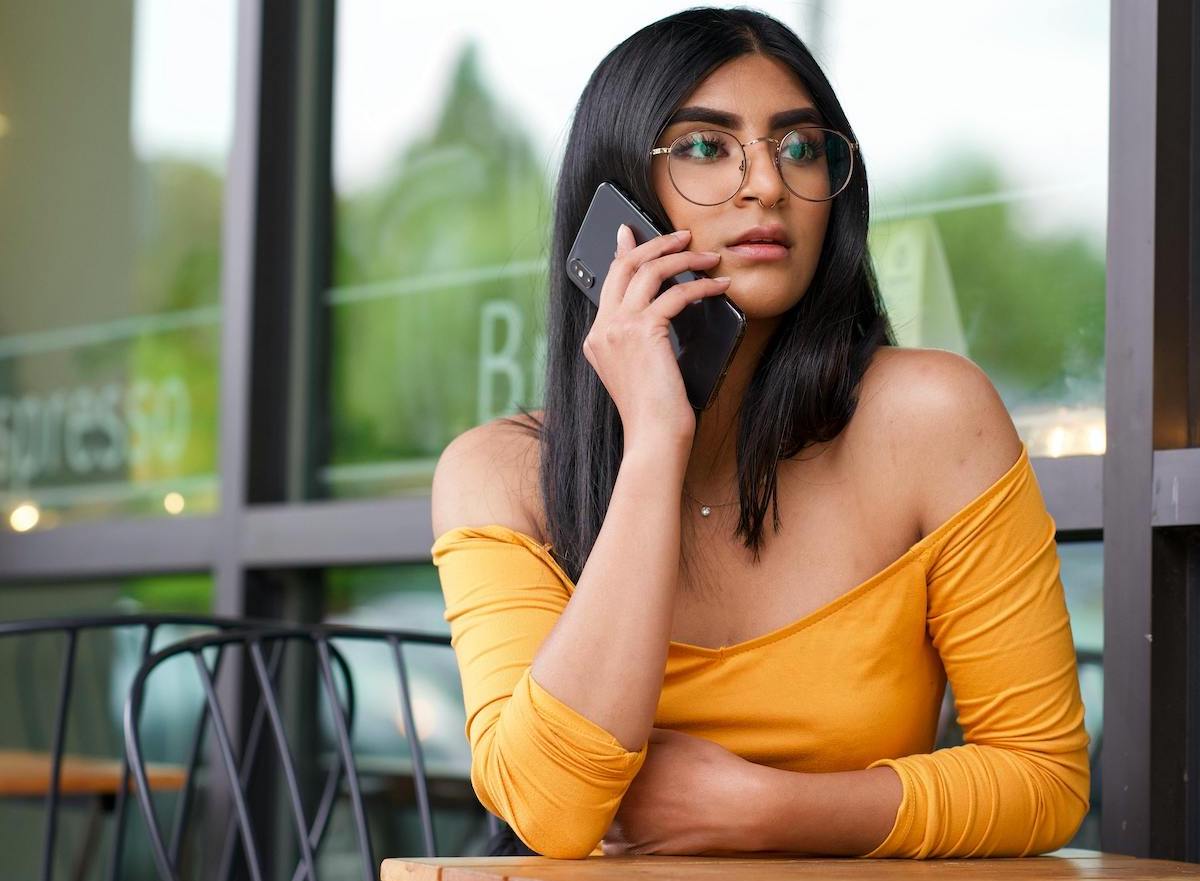 femme téléphone à sa voyante
