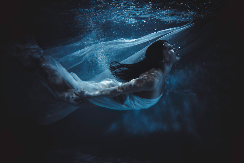 femme vetu d'une robe sous l'eau