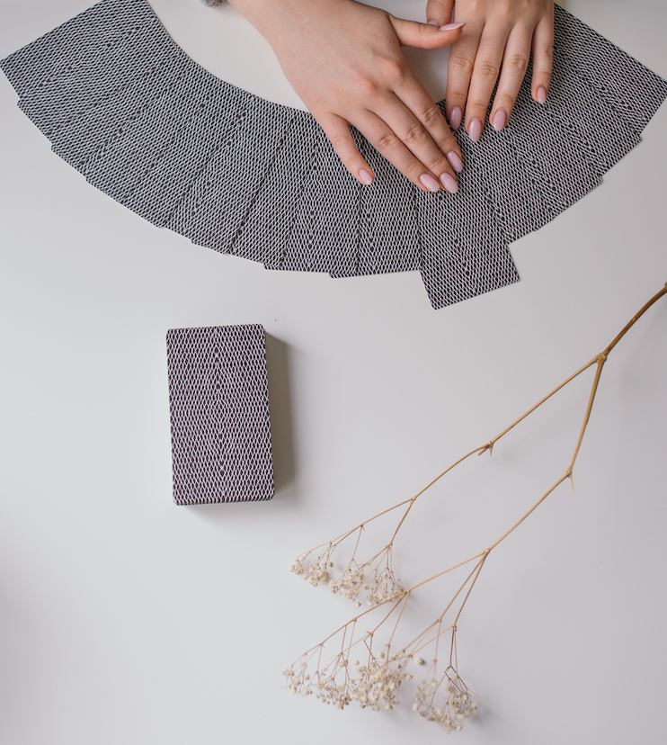 tirage de carte sur une table, pour une voyance de qualité
