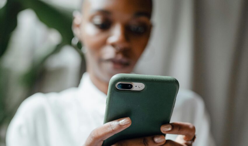 femme qui regarde son téléphone