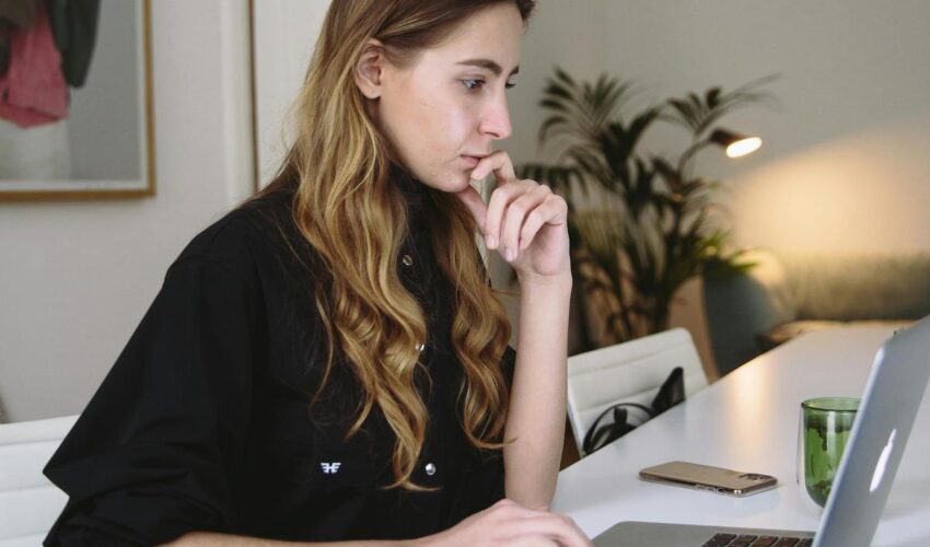 femme qui cherche un voyant sur internet