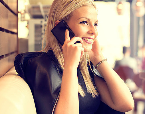 femme au téléphone pour une voyance gratuite
