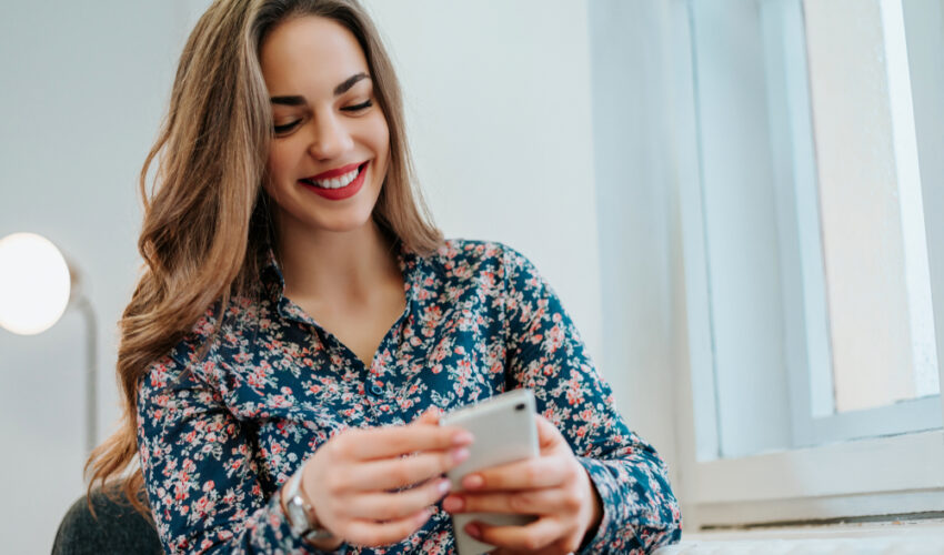 femme qui consulte de la voyance par sms