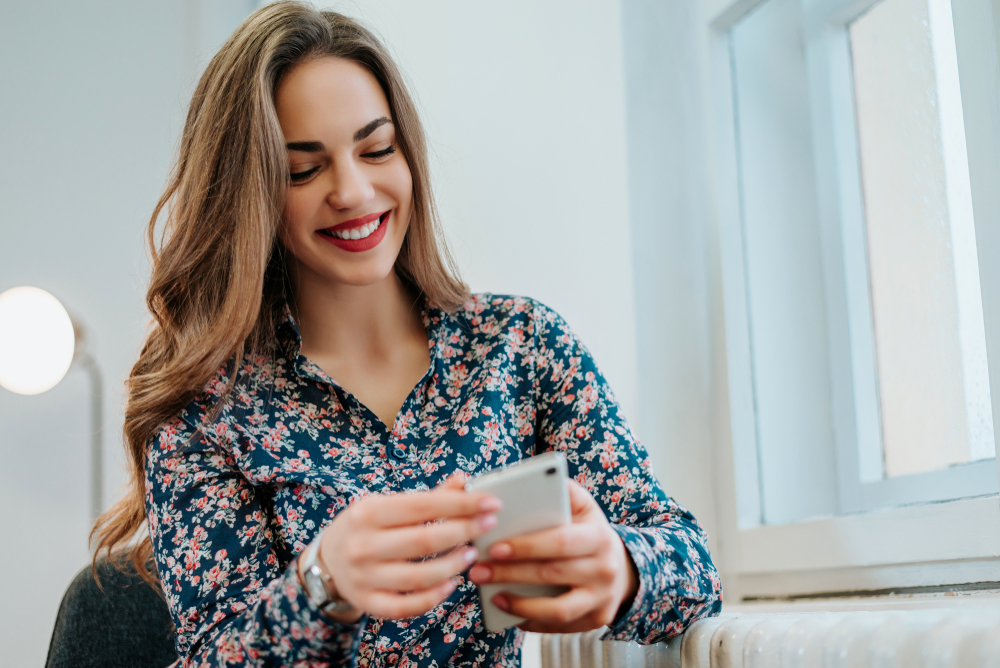 femme qui consulte de la voyance par sms