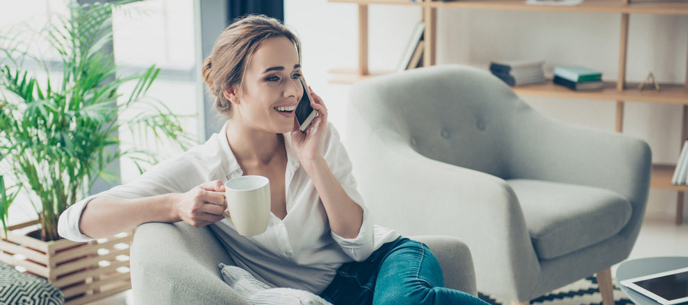 Femme dans un salon qui consulte une voyance de qualité par téléphone